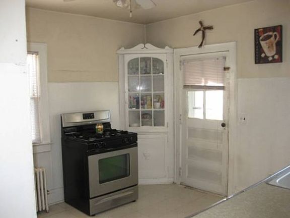 Another view of the kitch