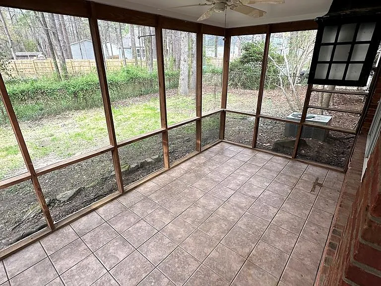 910 Crawford Cir — Photo 3