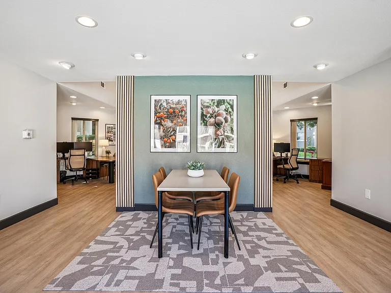 La Valencia Apartment Homes — Photo 17