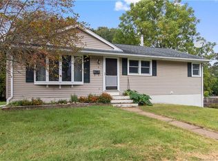 8 Sautter Dr, Uncasville, CT 06382