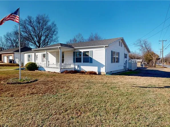 1205 N Lynn St, Nevada, MO 64772