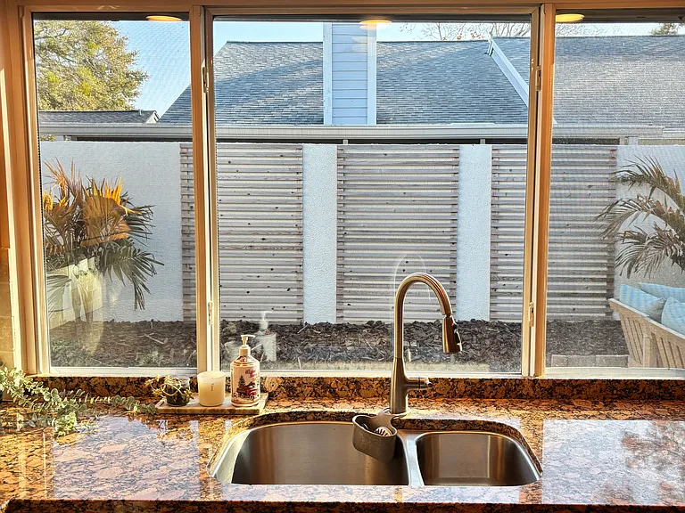 2532 Dauphine Ct E — Photo 19
