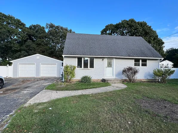 121 Marshall Dr, Selden, NY 11784