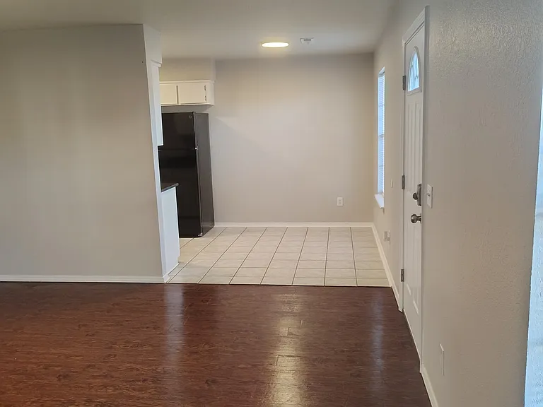 Park Plaza Apartments — Photo 8