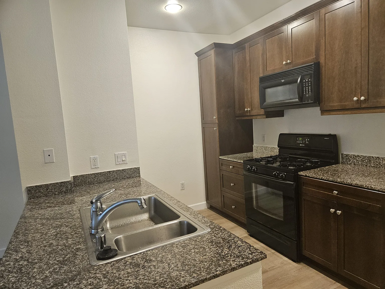 1 bed, 734 sqft, $2,550 — Photo 3