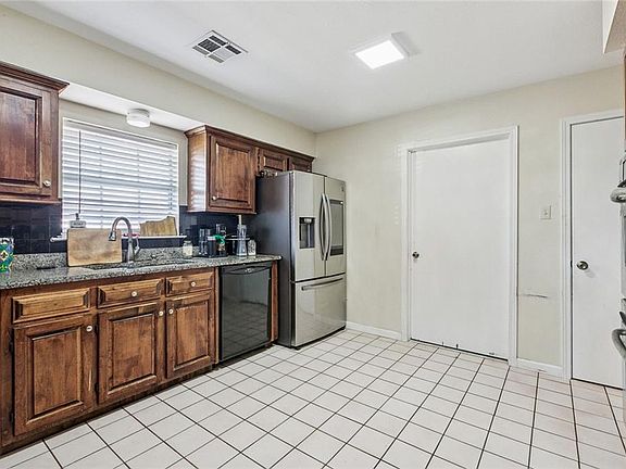 5th image of 112 Bedford St