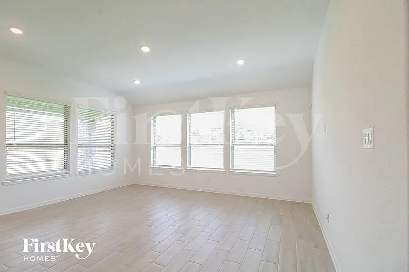 3 bed, 2.0 bath, 1990 sqft, $2,415 — Photo 4