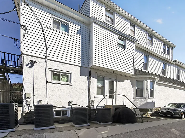 324-326 Darby Rd — Photo 37