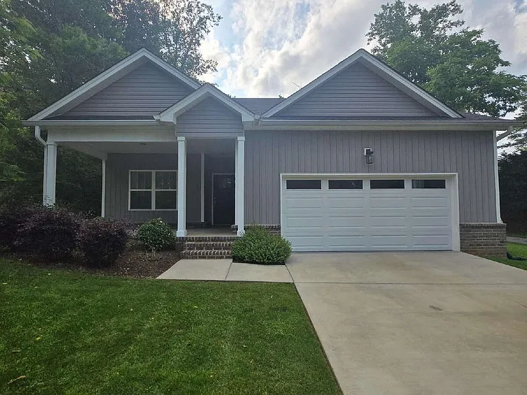 2125 Mae Dell Rd — Photo 1