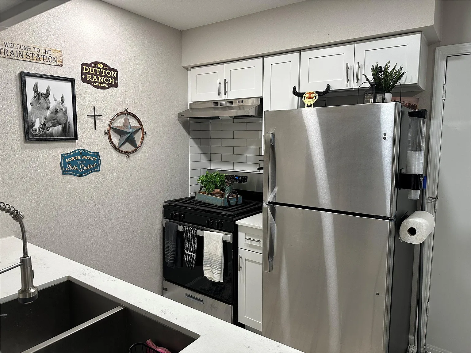 2 bed, 1.0 bath, 735 sqft, $1,250 — Photo 2