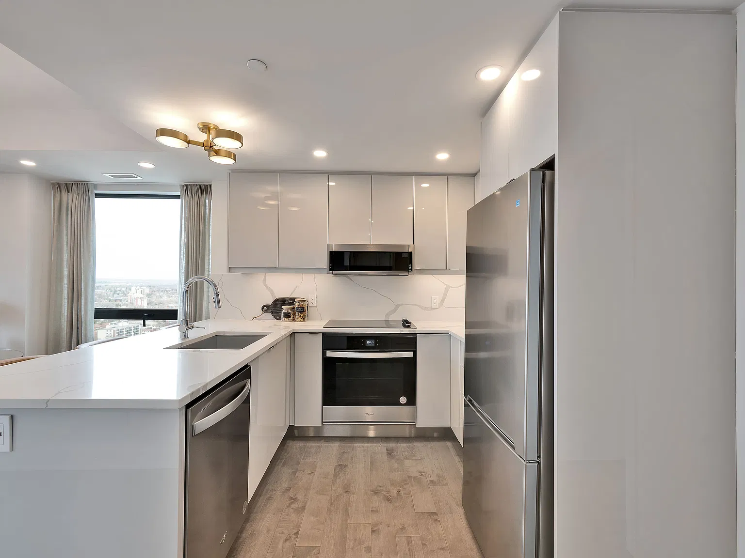Royale Condos — Photo 2