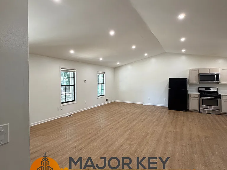 4555 Sugarloaf Pkwy — Photo 15