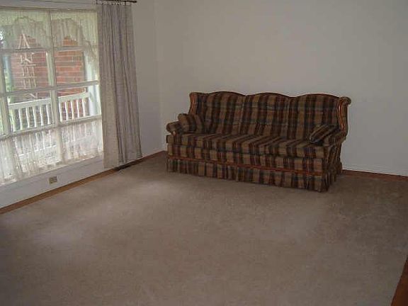 4th image of 858 W County Road 900n
