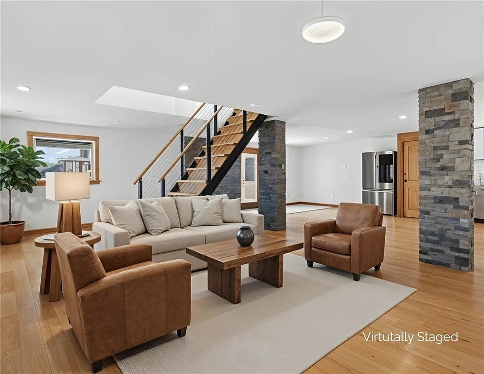 3 bed, 1.0 bath, 2240 sqft, $2,500 — Photo 3