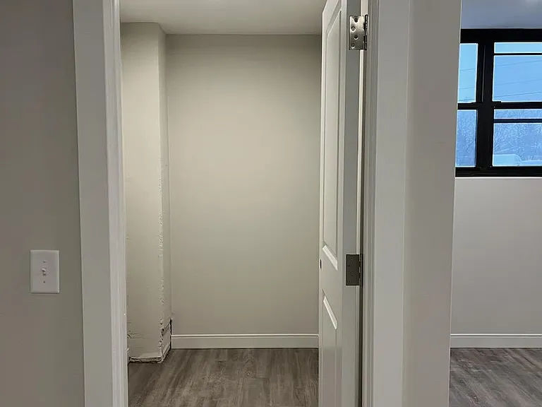 Courtside Square Apartments and Suites — Photo 15