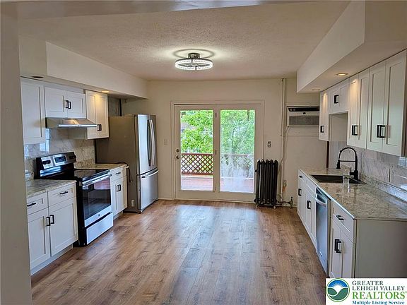 5th image of 221 E Bertsch St
