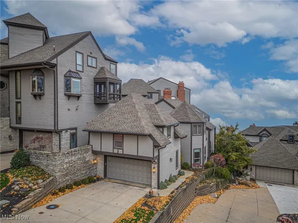 381 Darbys Run #22, Bay Village, OH 44140