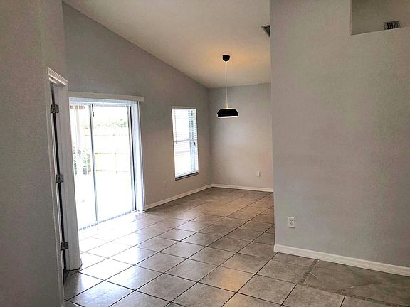 3rd image of 801 Cave Hollow Ln