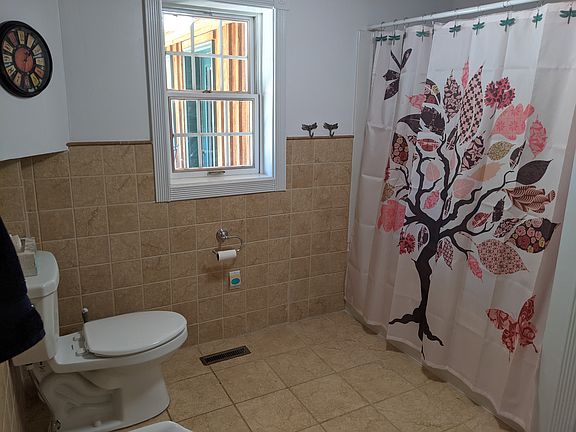 Main floor bathroom with tub/shower and linen closet