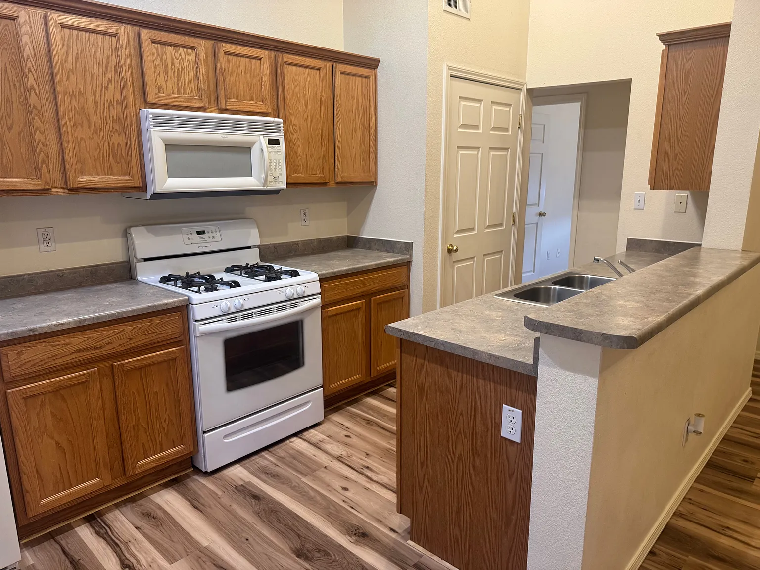 2 bed, 1000 sqft, $1,200 — Photo 4