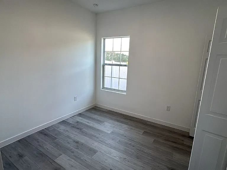 833 Colville Dr — Photo 12