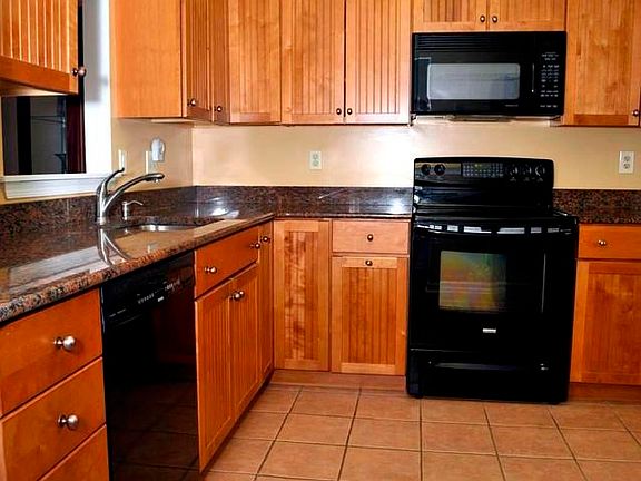 Beautiful Kitchen Cabinets w/ Granite