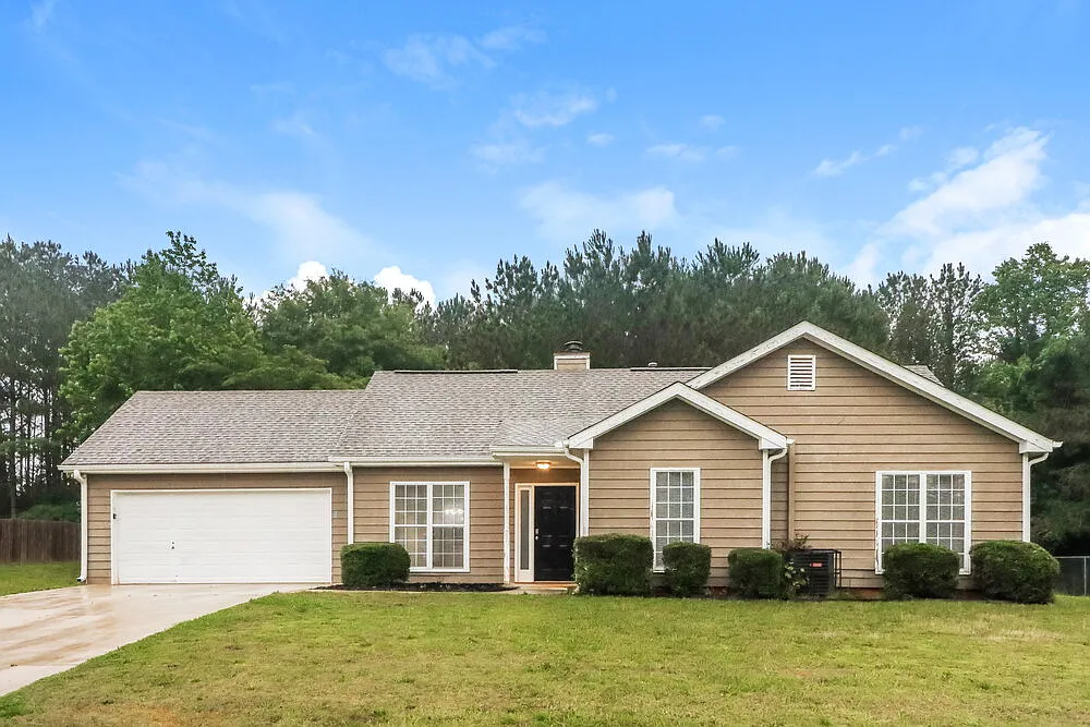 3 bed, 2.0 bath, 1152 sqft, $2,430 — Photo 1