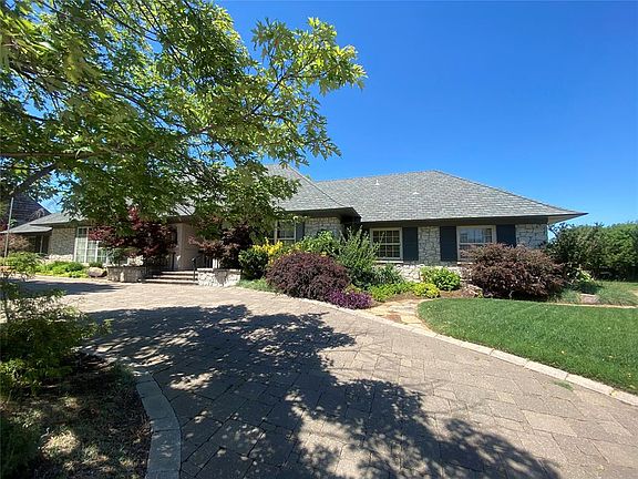 3rd image of 6815 N Country Club Dr