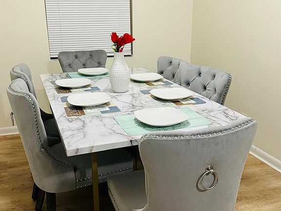 4th image of 958 W 4th Street