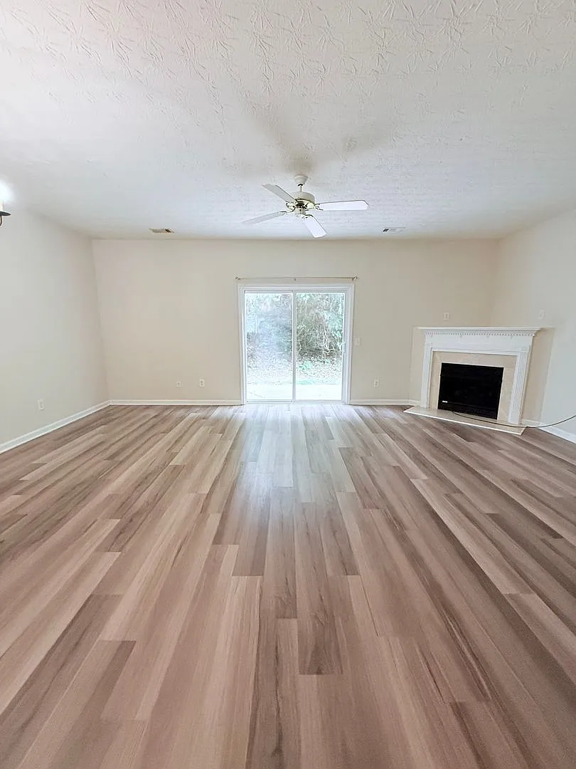 Large townhome in downtown Dawsonville — Photo 3