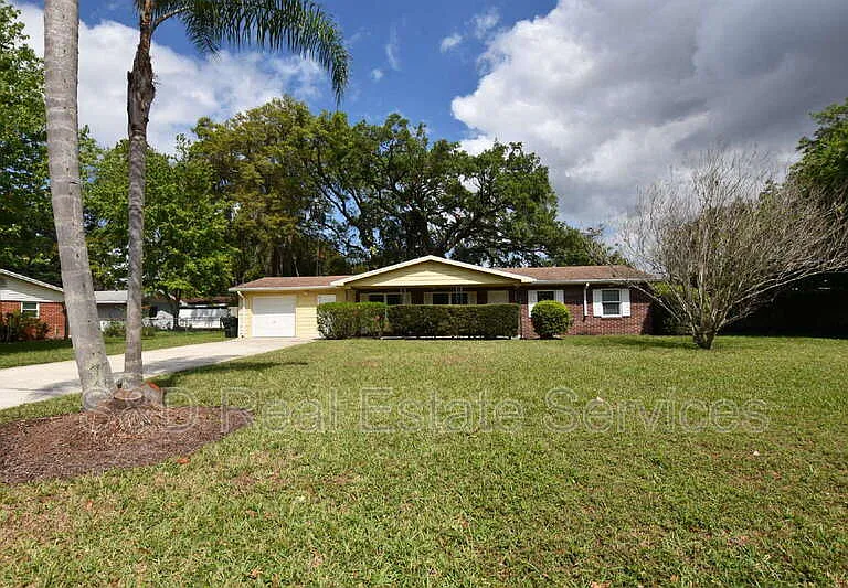 1424 Phyllis St — Photo 1