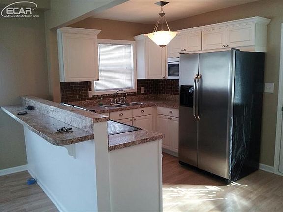 3rd image of 16401 Hilltop Dr