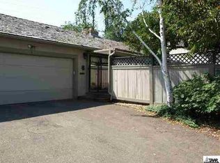 8 SW Pepper Tree Ln, Topeka, KS 66611