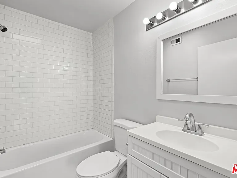 10627 Moorpark St #8 — Photo 11