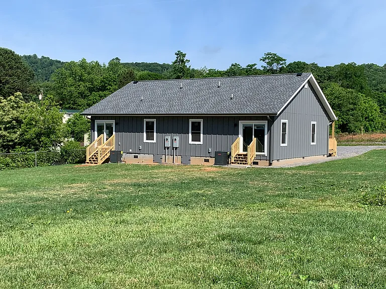 105 Leslies Home Dr — Photo 1