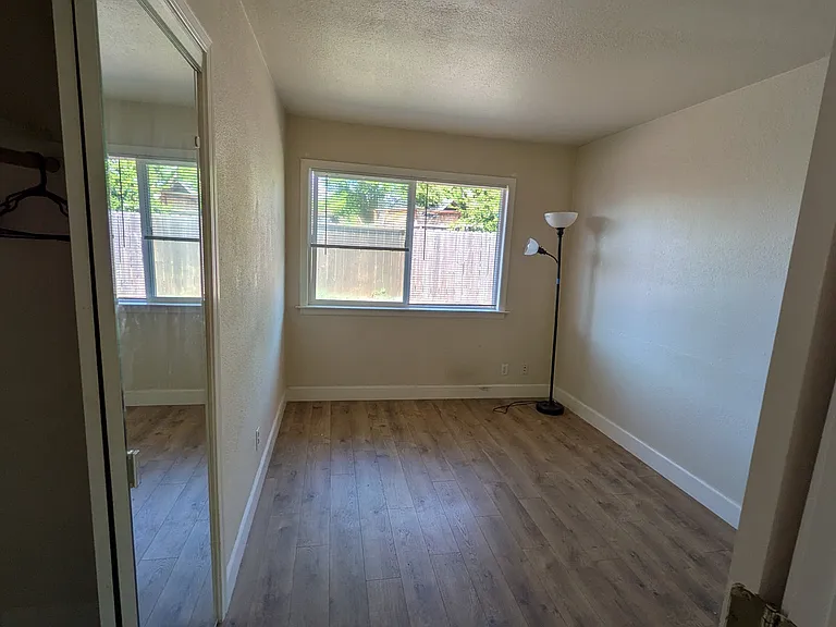 2118 Huron Dr — Photo 7