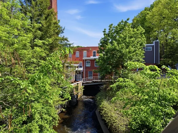 124 College St APT 2, South Hadley, MA 01075