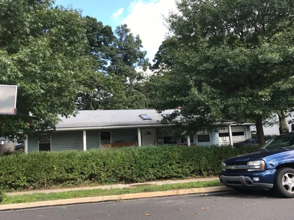 104 Hedgerow Dr, Morrisville, PA 19067