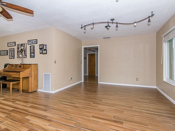 2nd image of 5294 Venetian Blvd NE