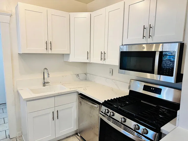 851 Pine Ave — Photo 1