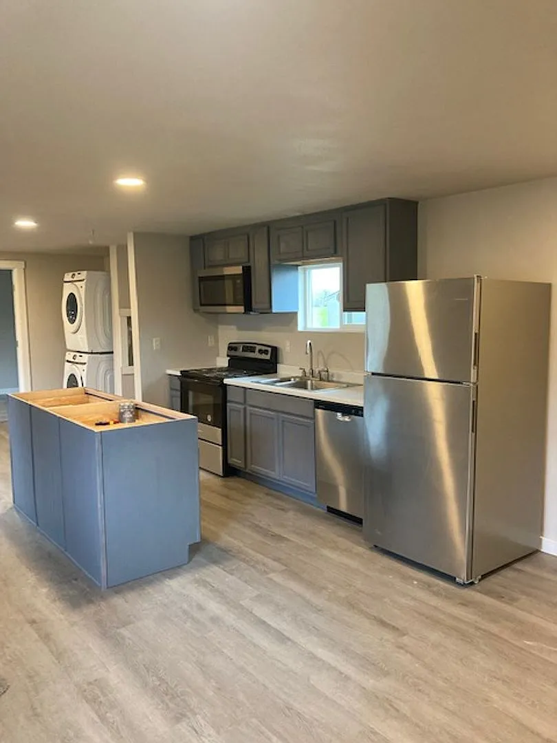 727 Talbot Rd SE — Photo 2