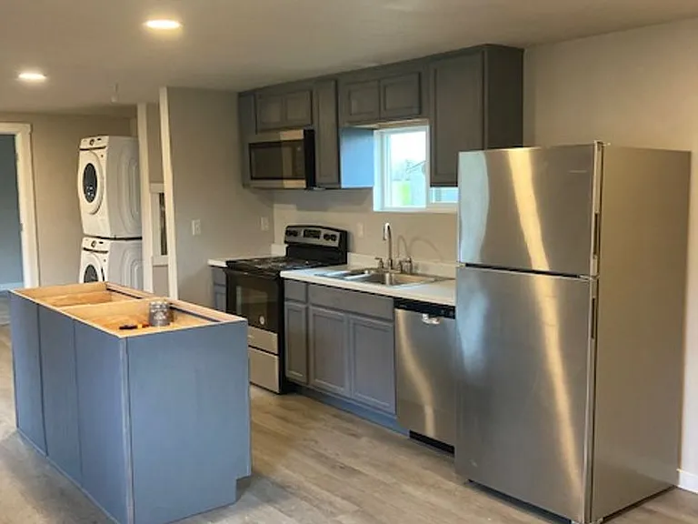 727 Talbot Rd SE — Photo 2