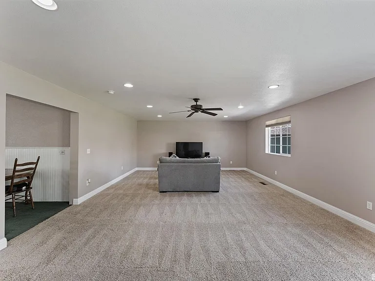 1380 Patricia Dr — Photo 9