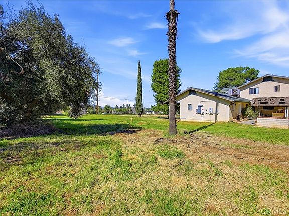 3rd image of 23270 Menifee Rd