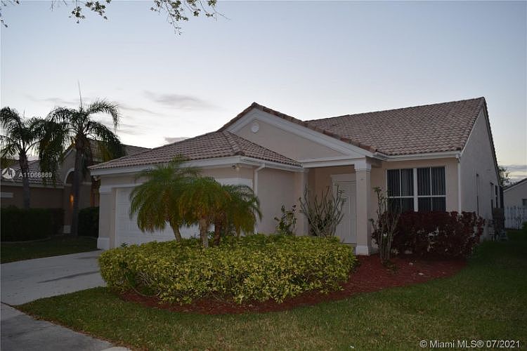 1st image of 807 Savannah Falls Dr