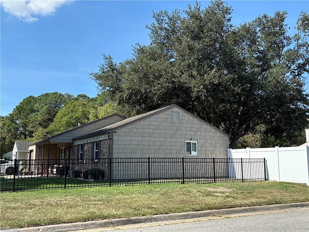 3 bed, 2.0 bath, 1286 sqft, $2,300 — Photo 2