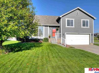 1902 Ridgeview Dr, Papillion, NE 68046