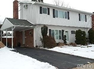 10 Georgia Dr, Syosset, NY 11791