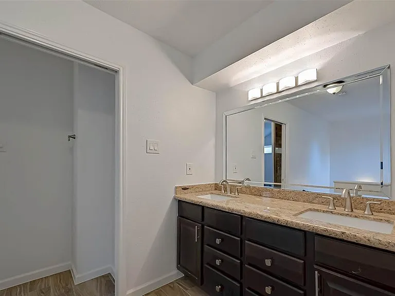 12111 Poulson Dr — Photo 29