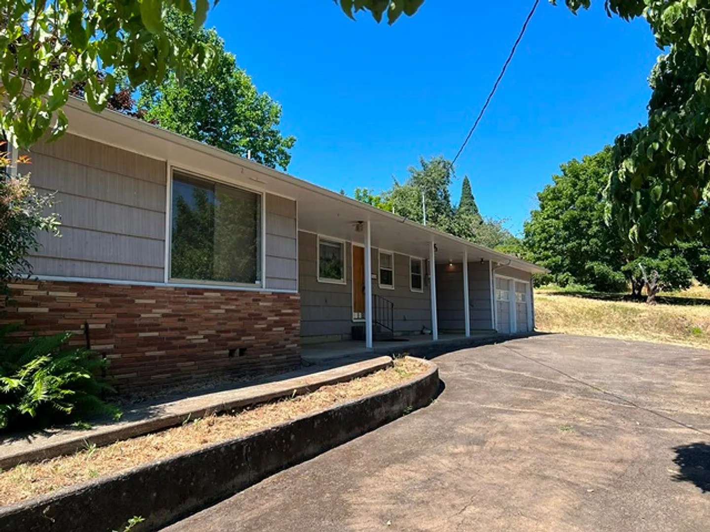 3Bd/2Ba Single Story House - Available to View! — Photo 2